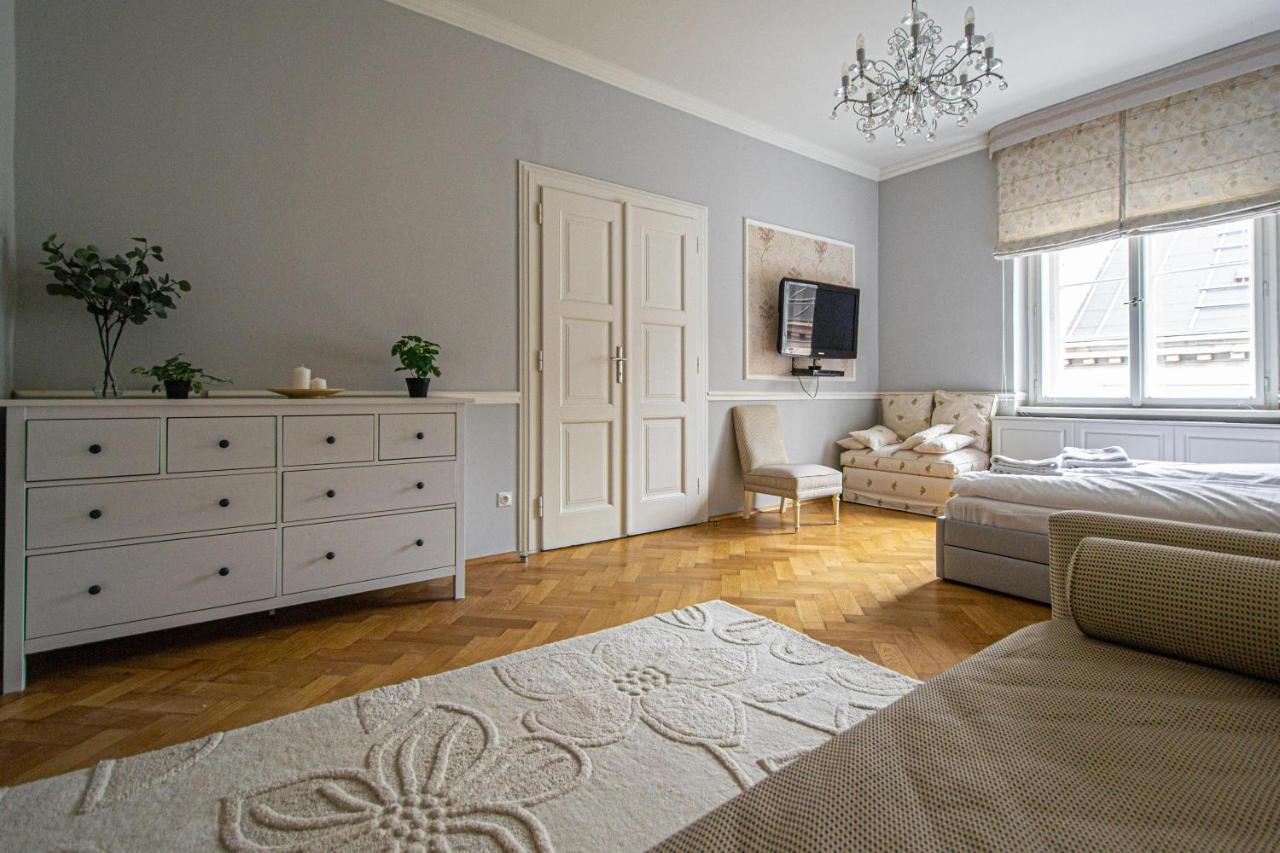 Luxury Central 150M2 Apartment On Wencelas Square With Private Garage Prag Dış mekan fotoğraf