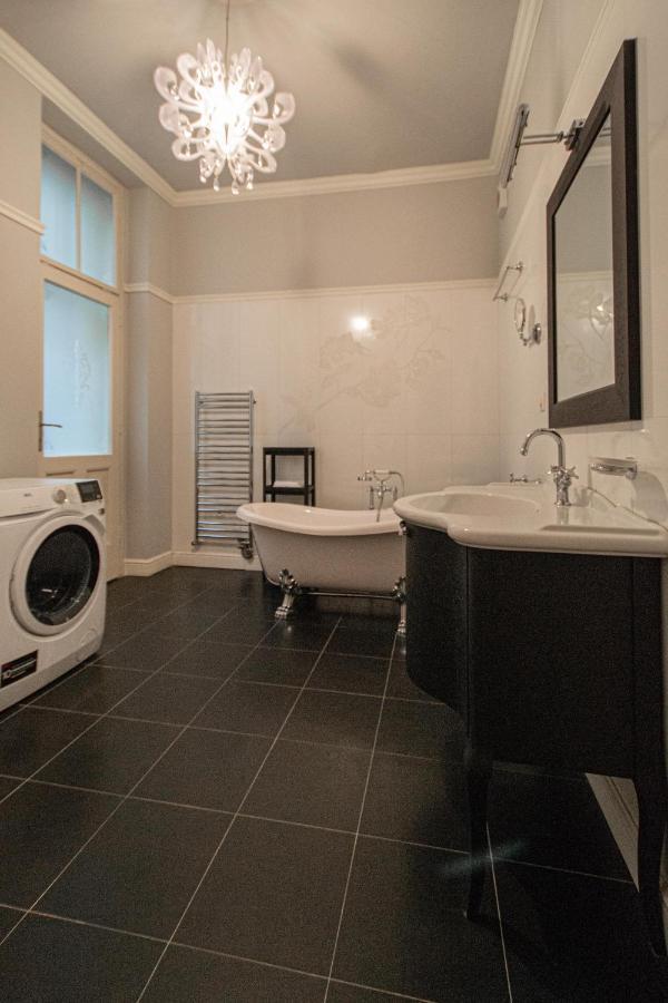 Luxury Central 150M2 Apartment On Wencelas Square With Private Garage Prag Dış mekan fotoğraf