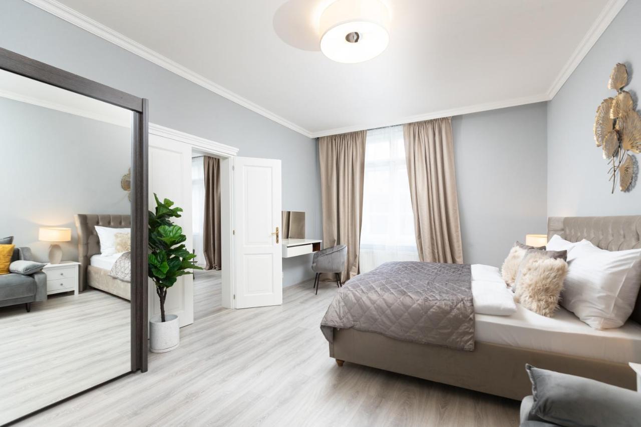 Luxury Central 150M2 Apartment On Wencelas Square With Private Garage Prag Dış mekan fotoğraf
