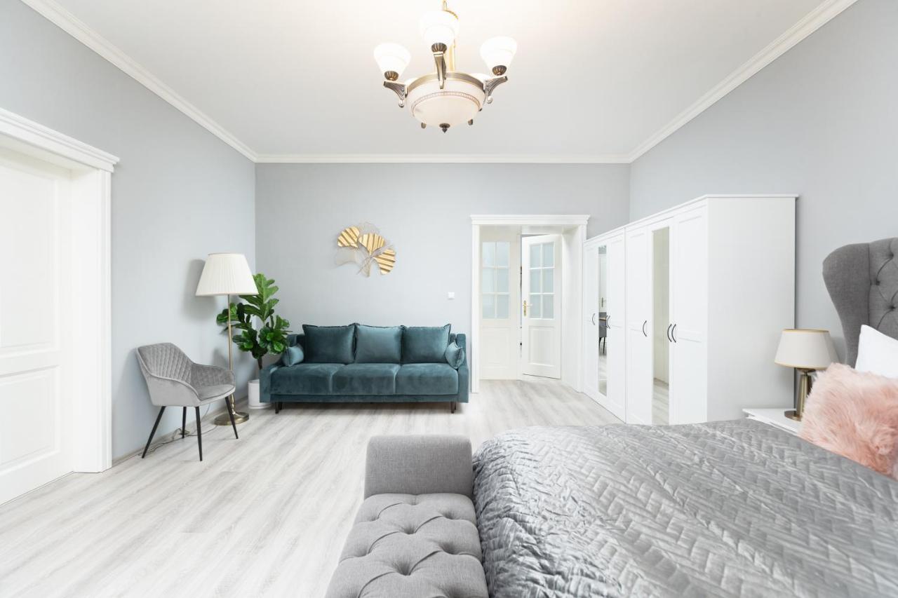 Luxury Central 150M2 Apartment On Wencelas Square With Private Garage Prag Dış mekan fotoğraf